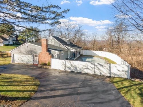 9 Lake Pochung Rd, Wantage NJ  07461-4027 exterior