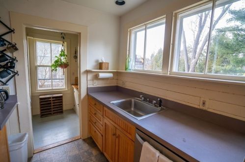 77 Mcclellan St, Amherst MA 01002-2012 exterior