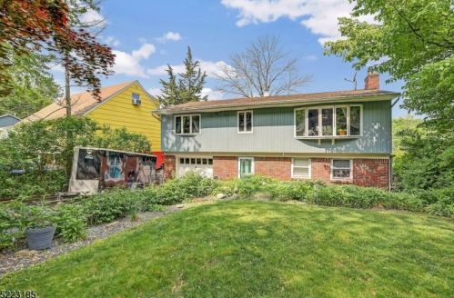 71 Upper Lakeview Ave, Skyline Lakes, NJ 07456-2810