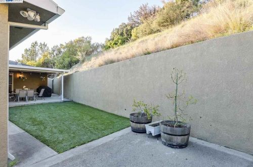 1476 Regent Dr, San Leandro CA 94577-5323 exterior