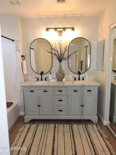 3041 Blackhawk Dr, Phoenix AZ 85050-4821 exterior