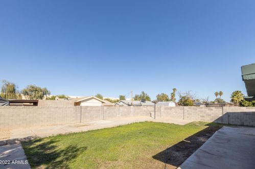 6932 Beatrice St, Phoenix AZ 85043-2397 exterior