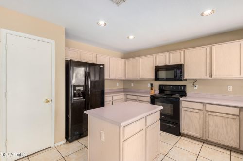 1102 Behrend Dr, Phoenix AZ 85050-3992 exterior