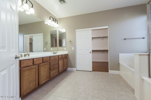 25303 51 Dr, Phoenix AZ 85031-3902 exterior