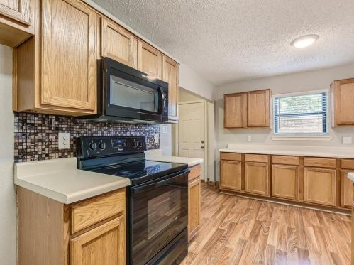 7032 Greenview Cir, Fort Worth TX 76120-1343 exterior