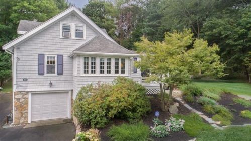 39 Jones St, Hingham MA  02043-2038 exterior