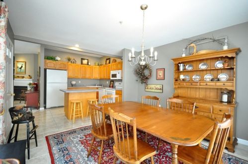 29 Castle Hill Rd, Agawam MA 01001-2460 exterior