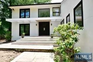 1 Hemlock Dr, Cresskill NJ  07626-1734 exterior