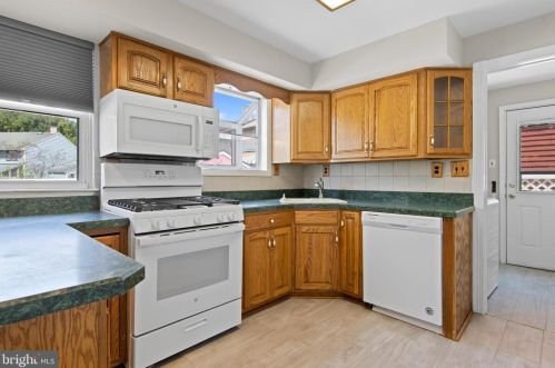 565 Salem Ave, West Deptford NJ 08096-3204 exterior