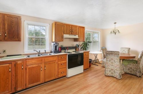 142 St, East Brookfield MA 01515-1612 exterior