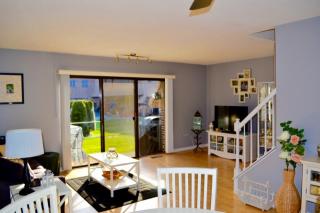 9 Beekman Pl, Agawam, MA 01001-2611