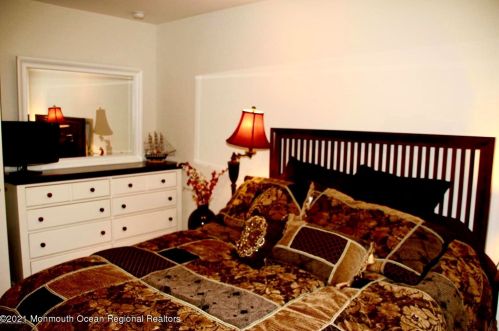 29 Jake Dr, Tinton Falls NJ 07712-7533 exterior