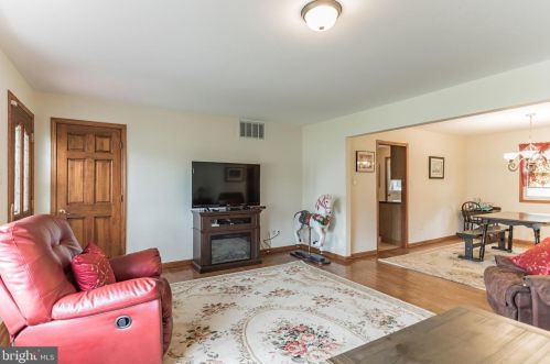 100 Holly Dr, West Deptford NJ 08096-3320 exterior