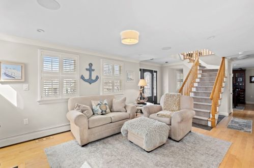 35 Monmouth St, Quincy MA 02171-1067 exterior