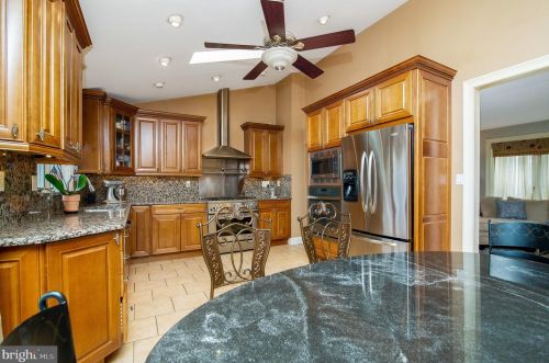 422 Meadowcroft Rd, West Deptford NJ 08096-4007 exterior