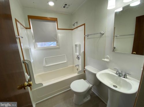 231 Cedar Ave, West Deptford NJ 08093-1410 exterior