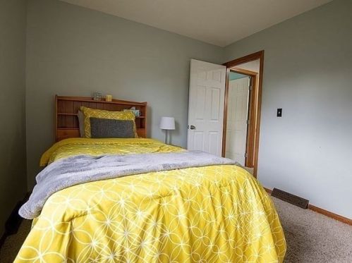 25 Mockingbird Ln, Montgomery MA 01085-1700 exterior