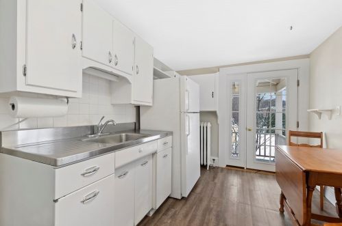 42 Maple St, Newton MA 02458-1712 exterior