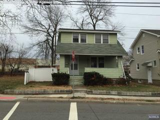 41 Dick St, Bergenfield, NJ 07621-1214