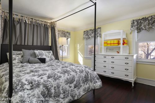 215 Silverside Ave, Little Silver NJ 07739-1713 exterior