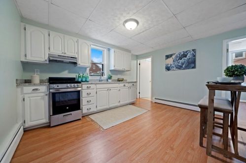 30 Hamlet St, Fall River MA 02724-3331 exterior