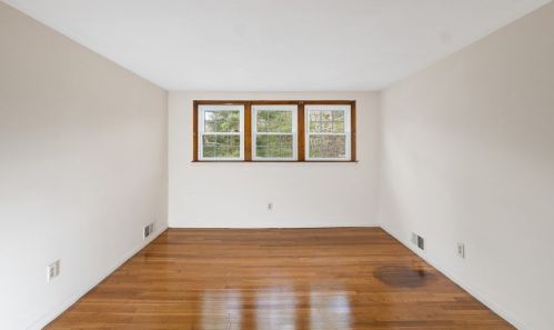 1086 Burt St, Taunton MA 02780-5166 exterior