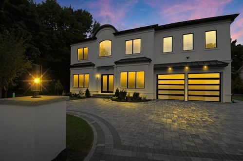 1967 Beacon St, Newton, MA 02468-1447