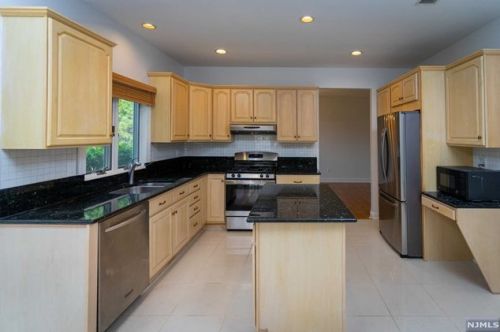 281 County Rd, Cresskill NJ  07626-1622 exterior