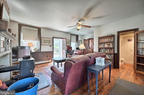 385 Springview Rd, Carlisle PA 17015-7411 exterior