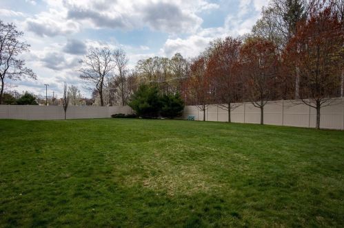 237 South St, Shrewsbury MA 01545-5437 exterior