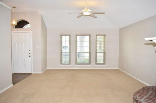 10813 Edgewater Dr, Fort Worth, TX 76126-4513