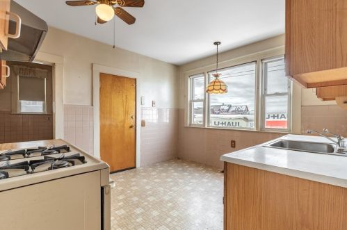 7 Bellingham Ave, Everett MA 02149-1218 exterior