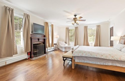 215 Ave, Weston MA 02493-1908 exterior