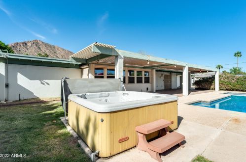 5501 Camelback Rd, Phoenix AZ 85033-1642 exterior