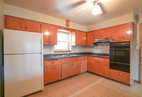 7560 Waukegan Rd, Niles, IL 60714-3732