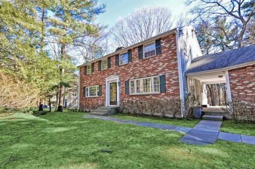 304 Country Way, Needham MA  02492-1414 exterior