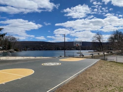 27 Voorhis Pl, Skyline Lakes NJ  07456-2234 exterior