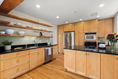 55 Farlow Rd, Newton MA 02458-2439 exterior