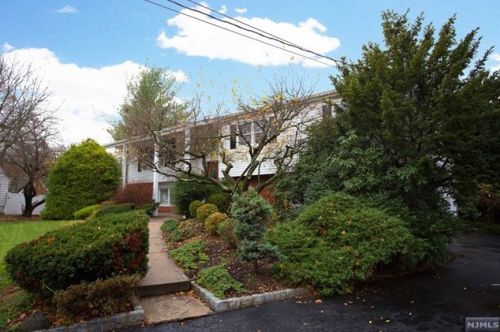 4 Palisade Ct, Cresskill NJ  07626-2260 exterior