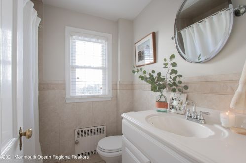 33 Sunnycrest Dr, Little Silver NJ 07739-1126 exterior