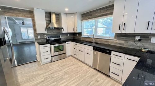 385 Stonetown Rd, Skyline Lakes NJ  07456-1308 exterior