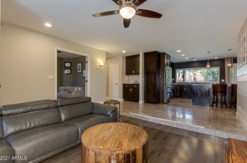 725 Country Gables Dr, Phoenix AZ 85053-4528 exterior