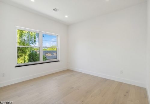 19 Grant Ave, East Hanover NJ  07936-2950 exterior