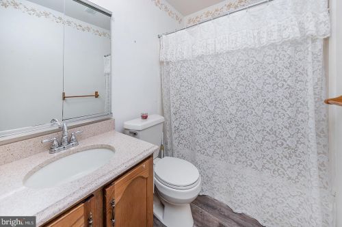 2 Lakebridge Dr, West Deptford NJ 08096-6717 exterior