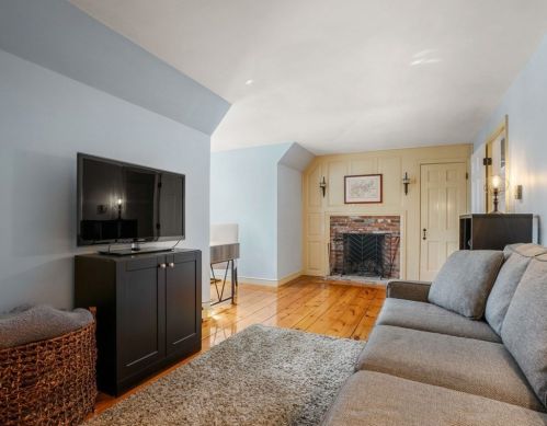 4 High St, Southborough MA 01772-1423 exterior