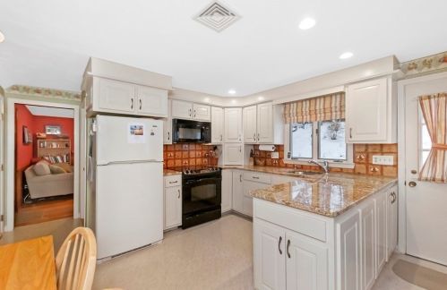 17 Nardone Rd, Needham MA  02492-2026 exterior