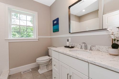 53 Lantern Ln, Arlington MA 02474-1806 exterior