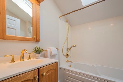 544 Quinobequin Rd, Newton MA 02468-2129 exterior