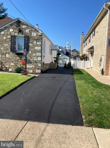 9654 Dungan Rd, Philadelphia, PA 19115-3222