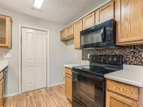 7032 Greenview Cir, Fort Worth TX 76120-1343 exterior